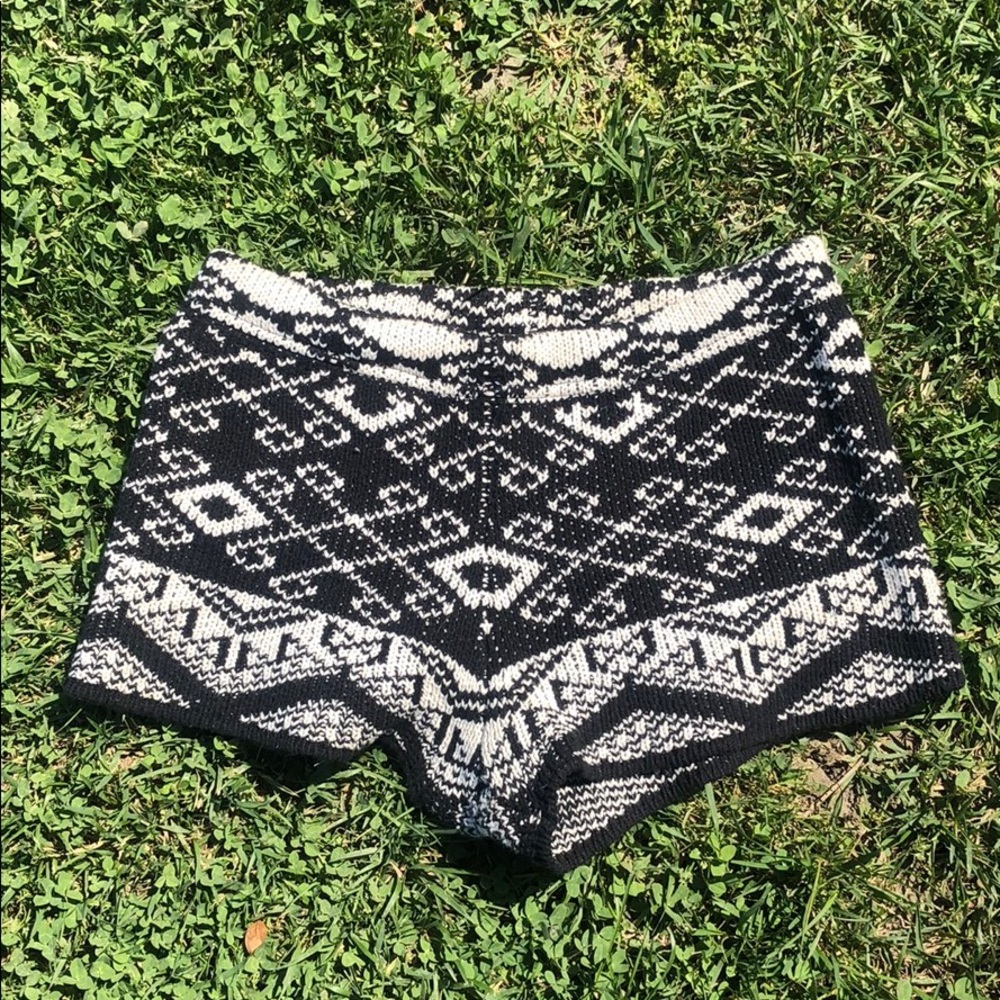 🥰 Black and white cotton shorts